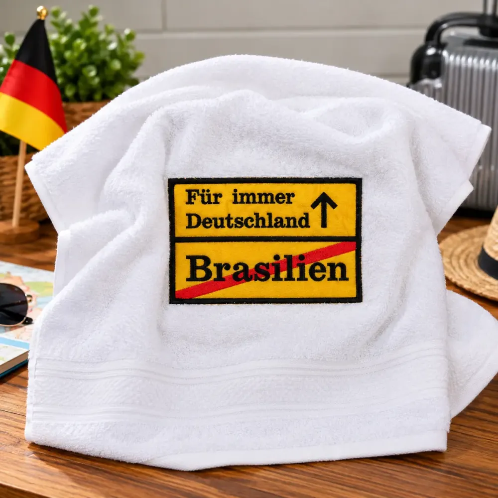 Weißes Handtuch 50x100 cm mit gelbem Ortsschild, gesticktem Schriftzug Für immer Deutschland und rot durchgestrichenem Brasilien
