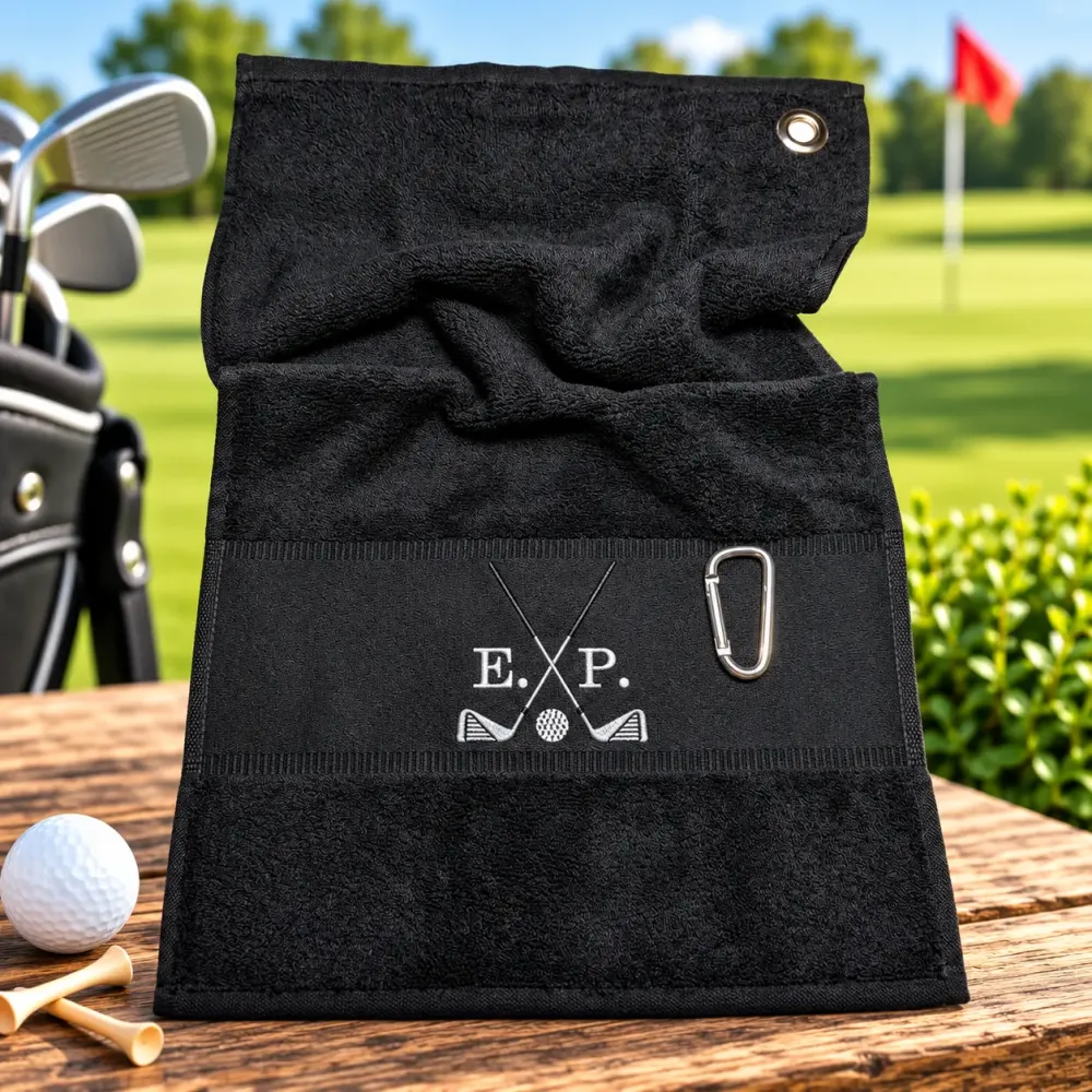 Schwarzes Golfhandtuch mit Initialen E. P. in Weiß und Golfmotiv bestickt