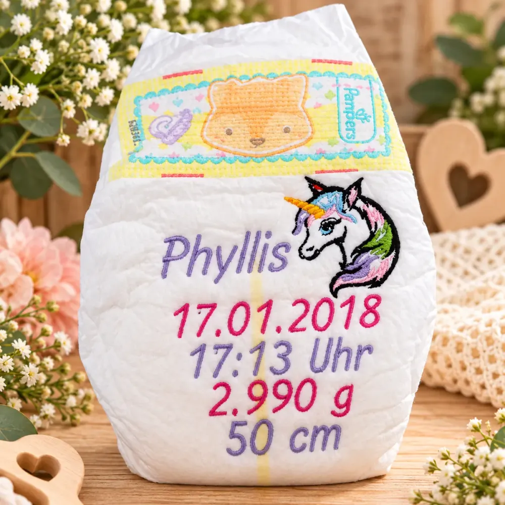 Personalisierte Babywindel bestickt mit Name, Geburtsdaten und einem wunderschönen Einhorn-Motiv.