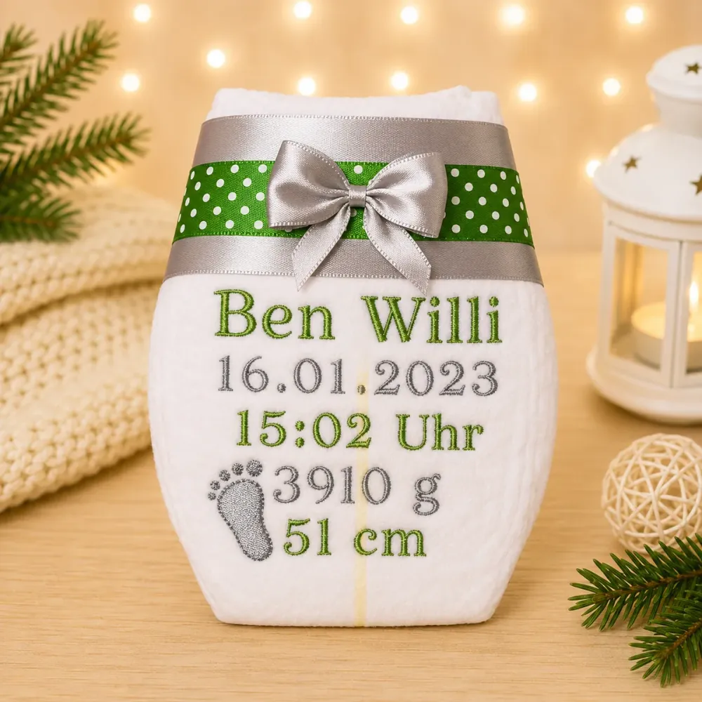 Personalisierte Babywindel bestickt mit Name, Geburtsdaten, Fußabdruck und einem auswählbaren Motiv.