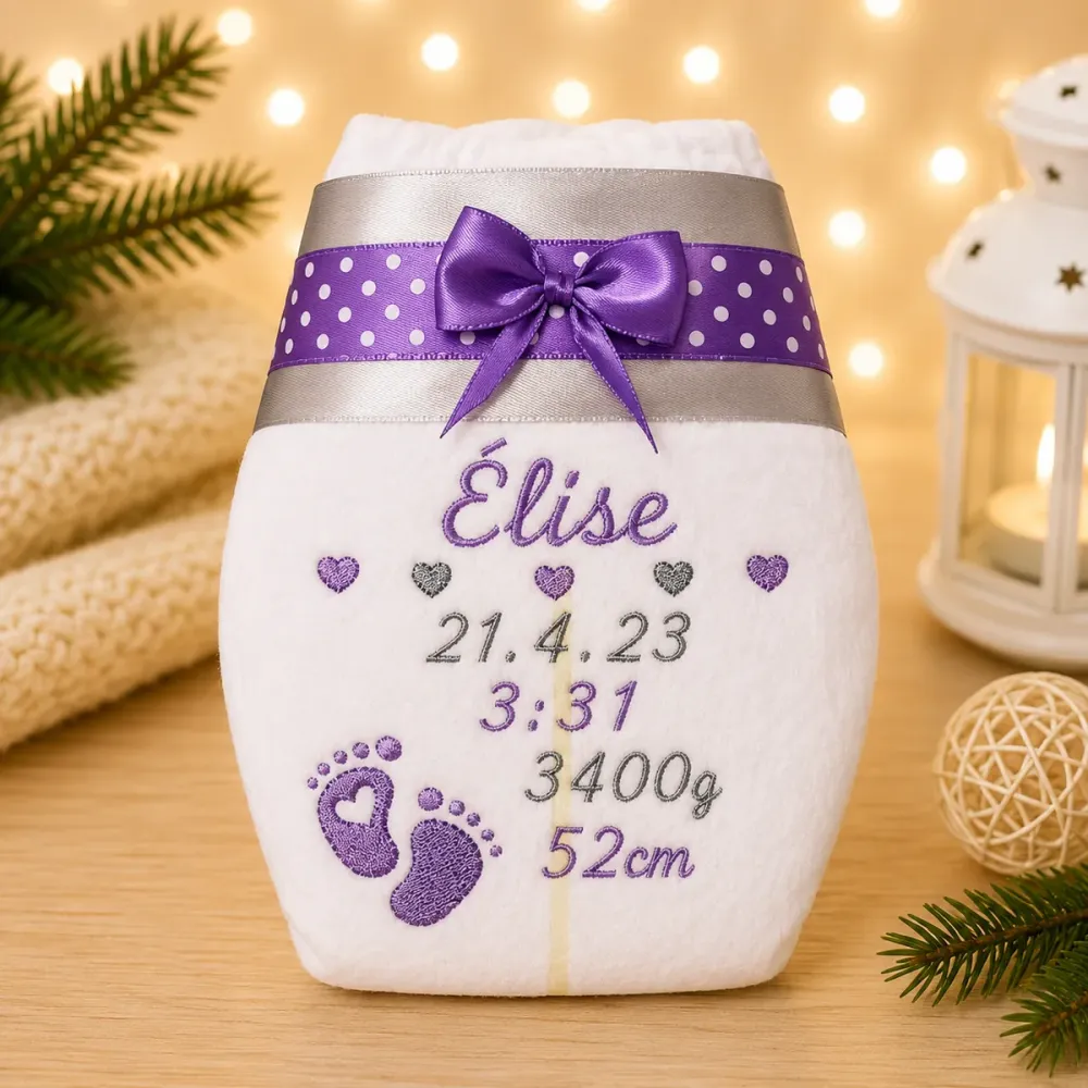 Personalisiertes Windelgeschenk zur Geburt bestickt mit Name, Geburtsdaten und einem feinen Herz.