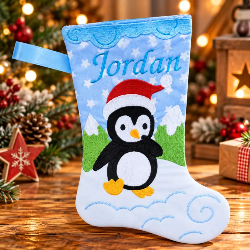Hellblauer Nikolausstiefel Größe S mit weißen Sternen, Pinguinmotiv und blau gesticktem Namen Jordan
