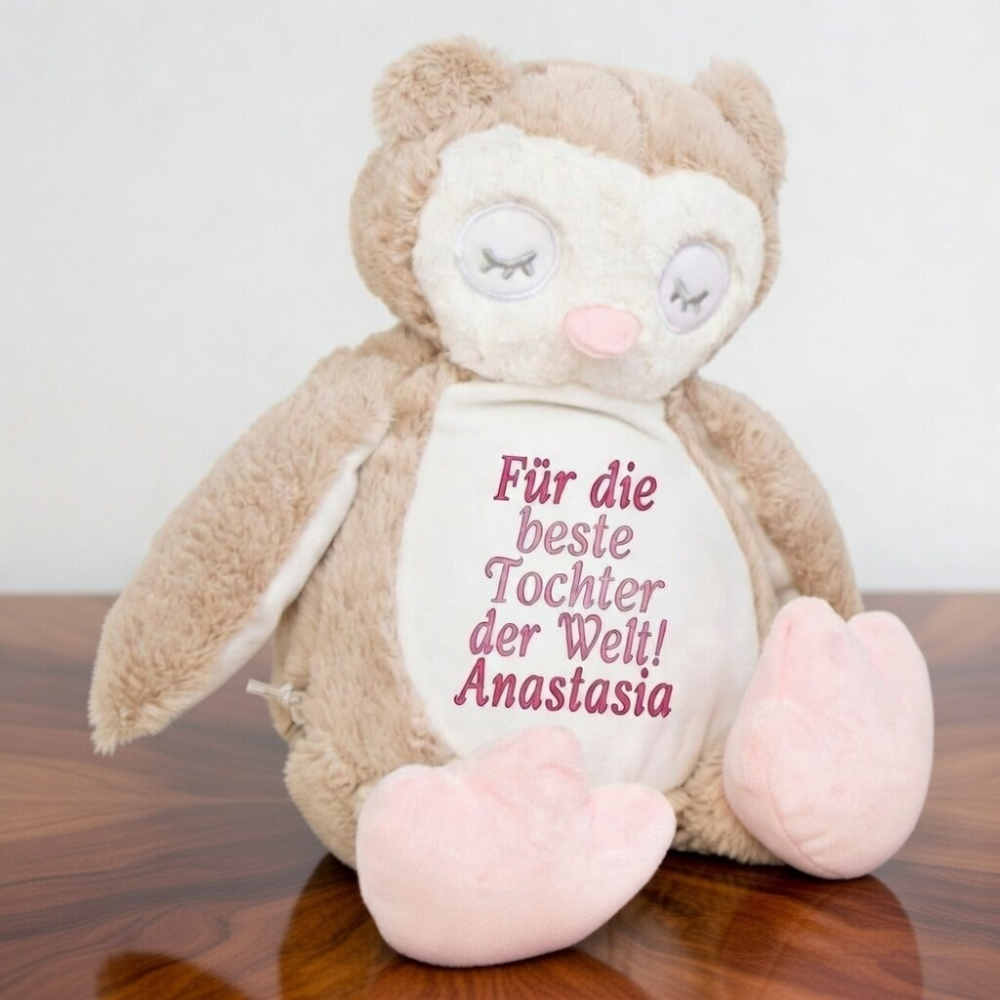 Personalisiertes Kuscheltier Eule mit individueller Stickerei auf dem Bauch