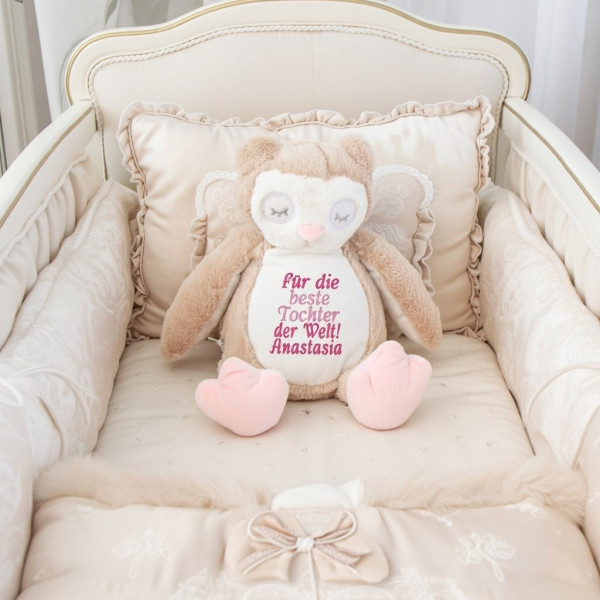 Lieferumfang: Stofftier ohne Dekoration. Bild: "KI-generierter Inhalt."