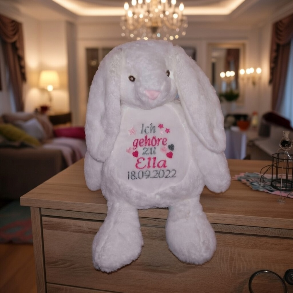 Stofftier Hase creme mit Name und Geburtsdaten auf dem Bauch bestickt
