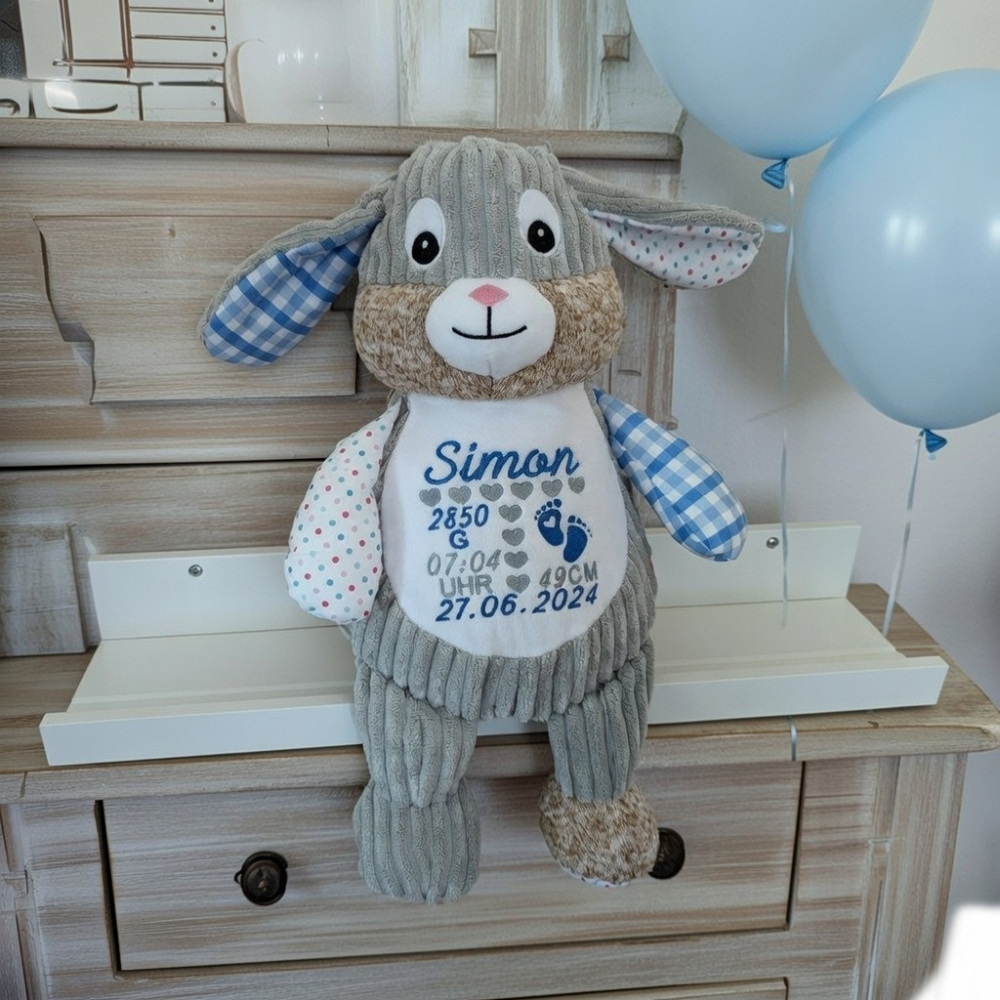 Stofftier Hase Motiv 3 mit Name und Geburtsdaten auf dem Bauch bestickt
