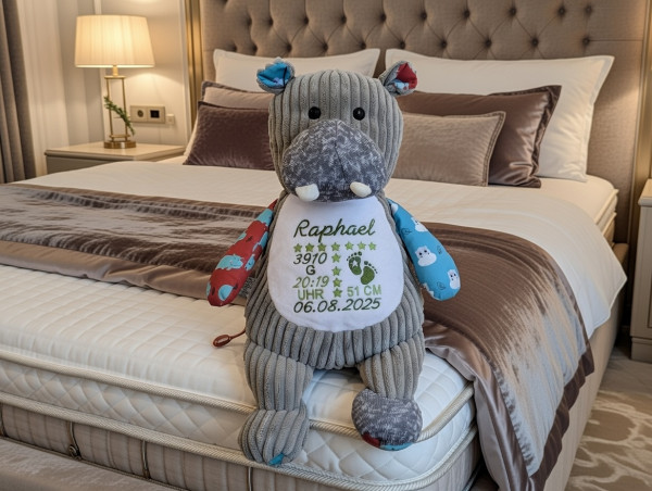 Lieferumfang: Stofftier ohne Dekoration. Bild: "KI-generierter Inhalt."