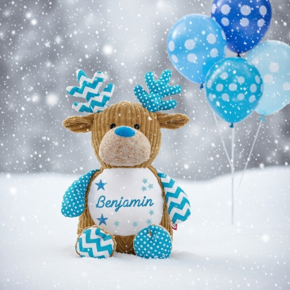 Stofftier Hirsch blau mit Name und Geburtsdaten auf dem Bauch bestickt