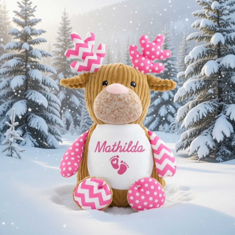 Stofftier Hirsch pink mit Name und Geburtsdaten auf dem Bauch bestickt