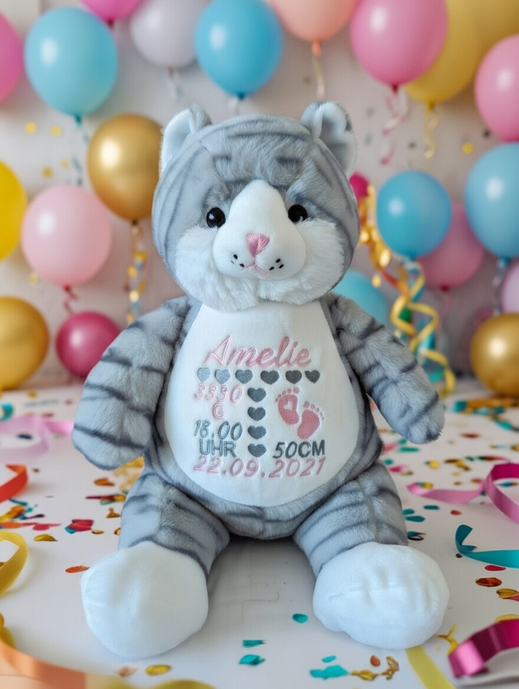 Stofftier Katze mit Name und Geburtsdaten auf dem Bauch bestickt
