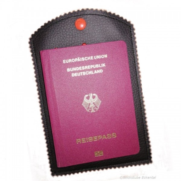Reisepass passt problemlos rein.
