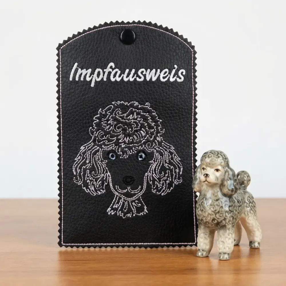 Schwarze Impfausweishülle Pudel fertig bestickt