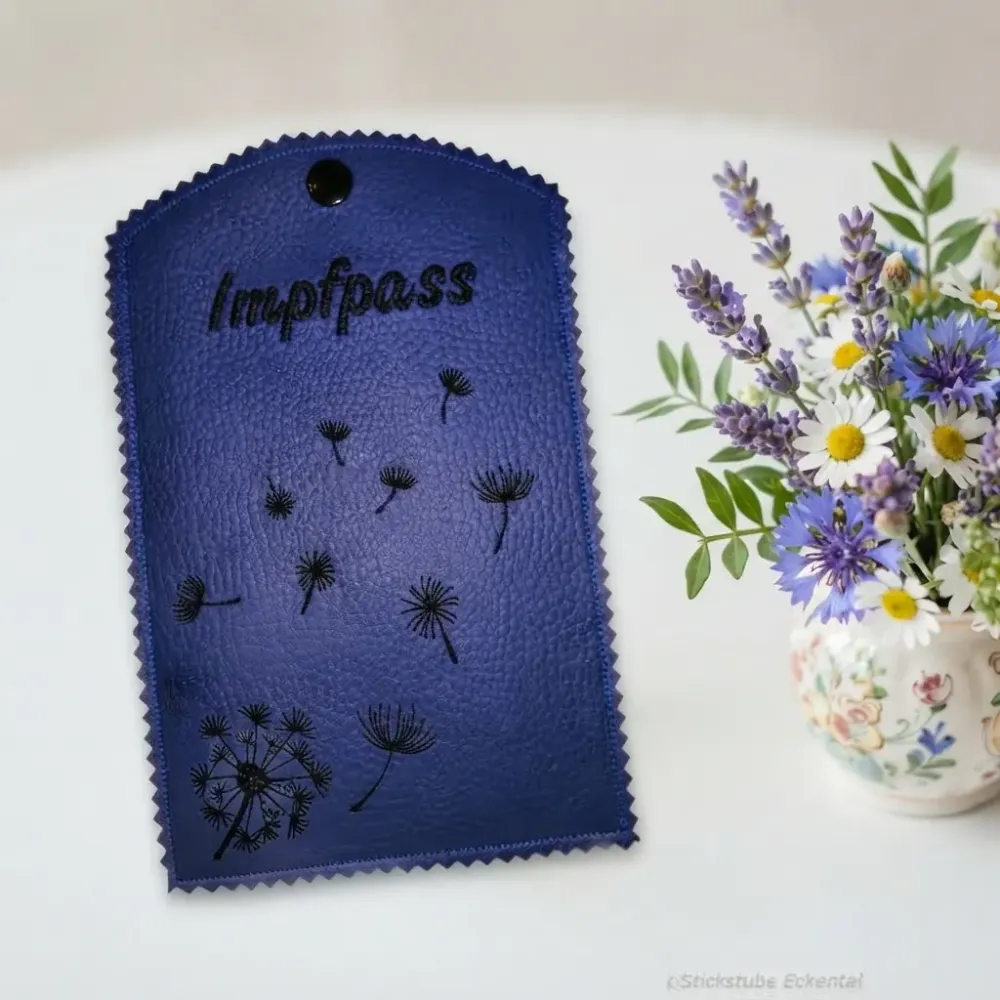 Dunkelblaue Impfausweishülle mit Pusteblumen und Druckknopf