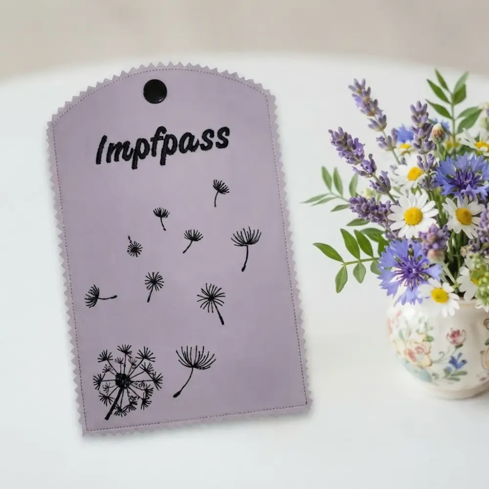 Weiße Impfausweishülle mit Pusteblumen fertig bestickt